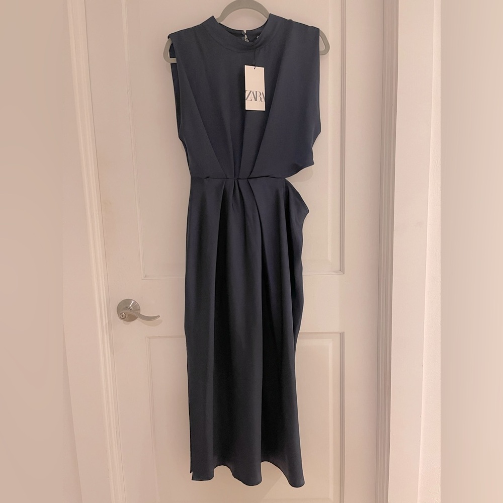 NEW! with tags. Zara cut out midi dress in navy blue. Satin effect. Size Large.